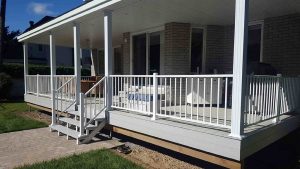 Rampe, revêtement de plancher en poli-bois et colonne en aluminium